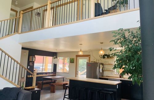 Smithers House | Modern, open- concept house- in town & connected to Riverside Park (3 bedrooms)