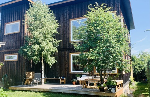 Smithers House | Modern, open- concept house- in town & connected to Riverside Park (3 bedrooms)