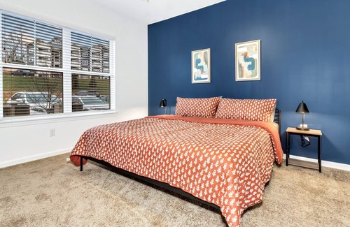 Avery Creek Apartment | Modern/Open KingBed Apartment/10mins to Asheville