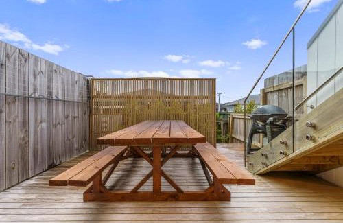 Orewa House | Modern Orewa Delight w Parking just Steps to Beach