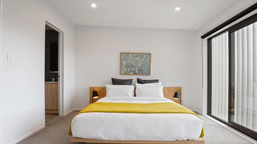 Orewa House | Modern Orewa Delight w Parking just Steps to Beach