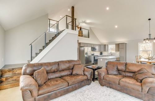 Highland Center Cabin | Modern Oskaloosa Cabin w/2 Acres & On-Site Trails