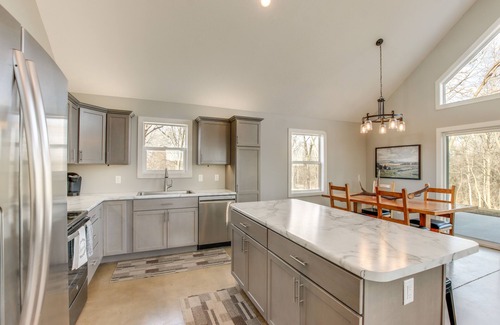 Highland Center Cabin | Modern Oskaloosa Cabin w/2 Acres & On-Site Trails