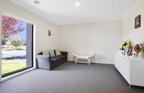 Pakenham House | Modern Pakenham Family Home near Lakeside