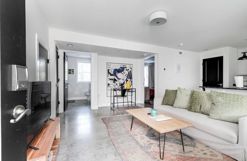 Church Hill Apartment | Modern & Peaceful Church Hill Apt | Prime Location