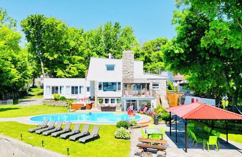 Saint-Laurent-de-l'ile d'Orleans Villa | Modern & Peaceful Villa -Amazing View -8 bedrooms -9 baths -Hot tub - Quebec