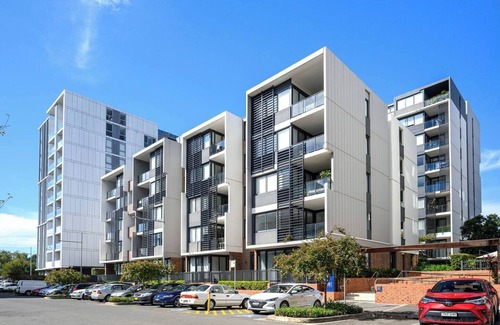 Penrith Apartment | Modern Penrith Apt 2BR w Ensuites, WIR, Parking & Sofa Bed