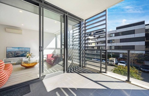 Penrith Apartment | Modern Penrith Apt 2BR w Ensuites, WIR, Parking & Sofa Bed