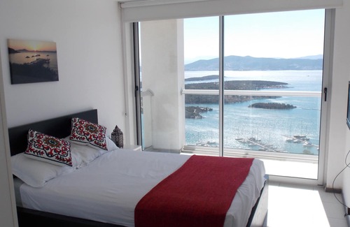 Kiyikislacik Apartment | Modern penthouse apartment with stunning views of the Aegean.