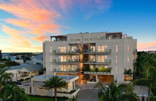 Paradise Island Apartment | Modern Penthouse Near Atlantis & Beach