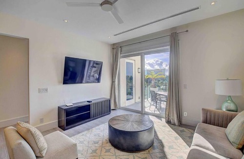Paradise Island Apartment | Modern Penthouse Near Atlantis & Beach