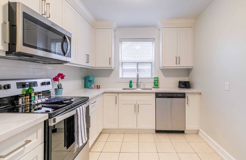 Hamilton Apartment | Modern Pet-friendly 1BR Near Downtown Hamilton
