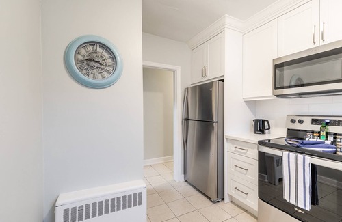 Hamilton Apartment | Modern Pet-friendly 1BR Near Downtown Hamilton