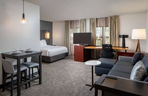 Arts/Warehouse District Hotel | Modern Pet-Friendly Unit in New Orleans, Outdoor Pool, Near Lafayette Square!