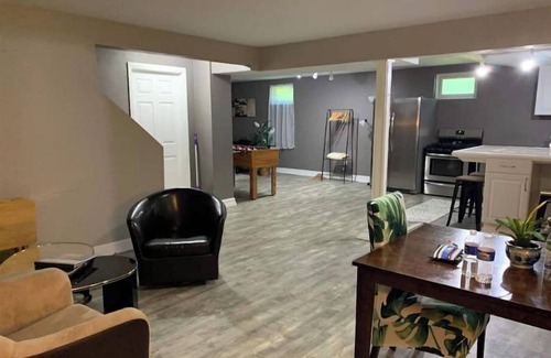Erie House | Modern Pet ok15 min from beach. 25 min from slopes