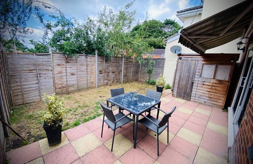 Stevenage House | Modern-PetFriendly-privateGarden-Family-20MinToLDN
