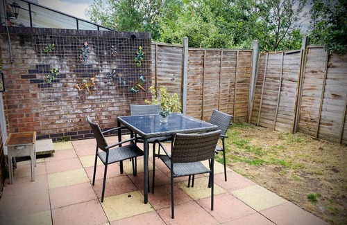 Stevenage House | Modern-PetFriendly-privateGarden-Family-20MinToLDN