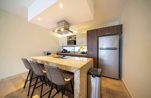 Centro Apartment | Modern PH with 2 Br, Tub & Pool at Arenis Condos