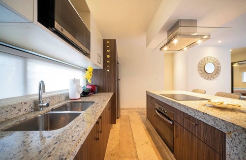 Centro Apartment | Modern PH with 2 Br, Tub & Pool at Arenis Condos