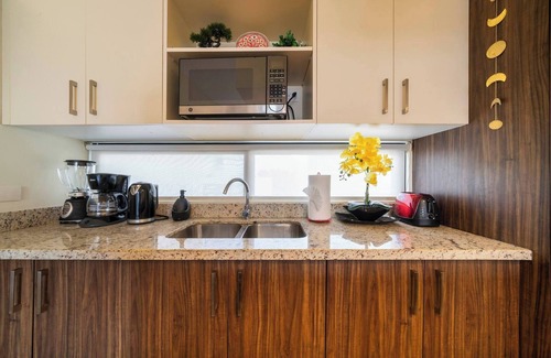 Centro Apartment | Modern PH with 2 Br, Tub & Pool at Arenis Condos