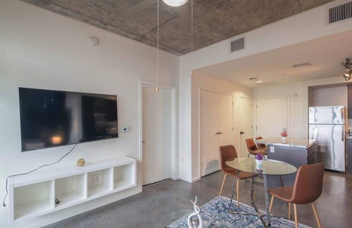 Evans Churchill Apartment | Modern Phoenix 1BD Apartment in CDT!