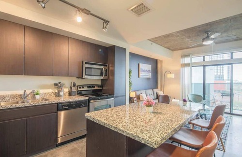 Evans Churchill Apartment | Modern Phoenix 1BD Apartment in CDT!