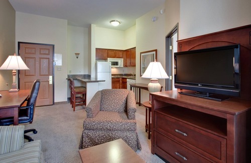 Glendale Sports and Entertainment District Condo | Modern Phoenix Suite + Walk to Gila River Arena | Heated Outdoor Pool