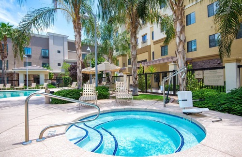 Glendale Sports and Entertainment District Condo | Modern Phoenix Suite + Walk to Gila River Arena | Heated Outdoor Pool