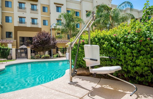 Glendale Sports and Entertainment District Condo | Modern Phoenix Suite + Walk to Gila River Arena | Heated Outdoor Pool