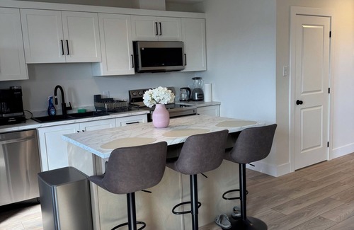 Paradise Apartment | Modern Plushy 3-Bedroom Getaway