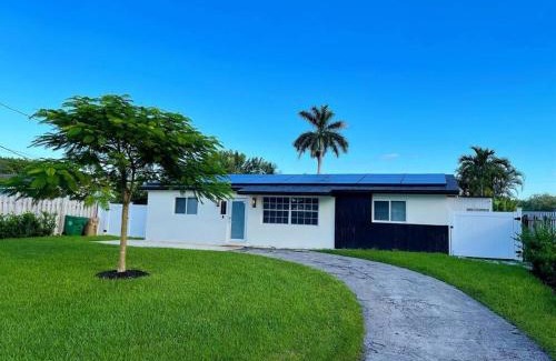Davie Villa | Modern pool home on the lake near Hardrock FLL airport