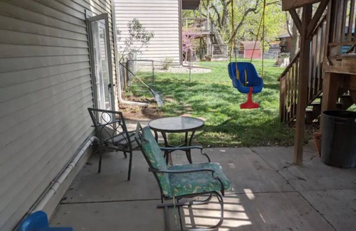 Lincoln House | Modern & Private 15 min to Downtown Lincoln Pet Friendly