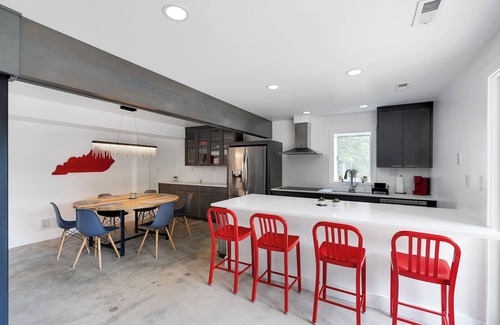Coxs Creek House | Modern, private 3 bedroom 3 bath retreat in the heart of bourbon country.