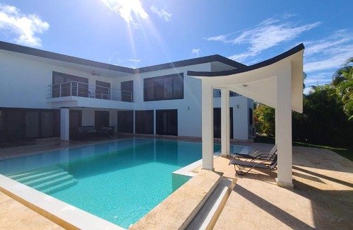 La Mulata Villa | Modern & private 4 bedroom villa with infinity pool