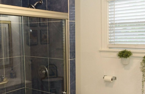 Leonia Apartment | Modern Private Bedroom No4 wifi kitchen