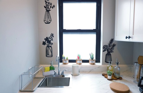 Englewood Apartment | Modern Private Blue Room Near to NY