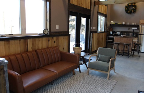 Marlinton Ski Chalet | Modern + Private Cabin in Marlinton, WiFi, single level, trail side! New 2025