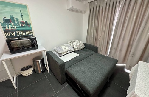 Albany House | Modern Private Deluxe Master Suite California Bed