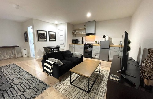 Spicewood At Bullcreek House | Modern Private Guest Studio Sep. Entry Easy Park