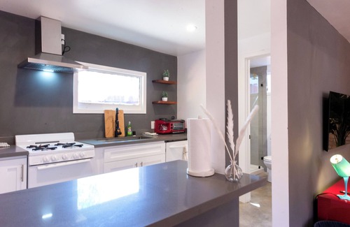 Lennox House | Modern Private Guesthouse with Parking, Yard & W/D