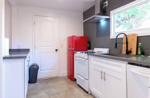 Lennox House | Modern Private Guesthouse with Parking, Yard & W/D