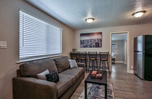 Southeastern Sacramento Cottage | Modern private in desirable neighborhood