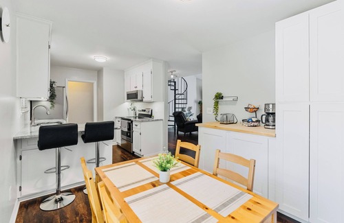 Mint Hill House | Modern Private Ranch Very Fast WiFi Vast Fenced Yard+Deck+Fire Pit!