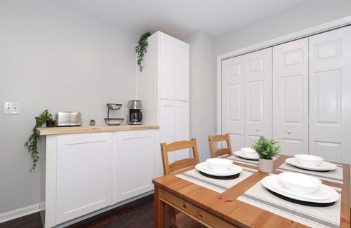 Mint Hill House | Modern Private Ranch Very Fast WiFi Vast Fenced Yard+Deck+Fire Pit!