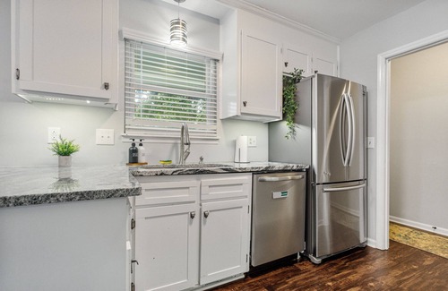 Mint Hill House | Modern Private Ranch Very Fast WiFi Vast Fenced Yard+Deck+Fire Pit!