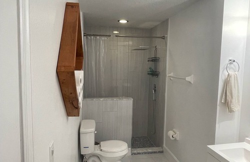 Winter Garden House | Modern Private Room With Private Entrance