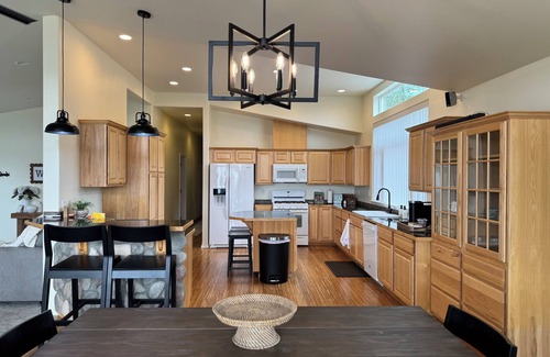 Colville House | Modern. Private. Spacious. Fully stocked. Family friendly. Cozy. RV hookup.