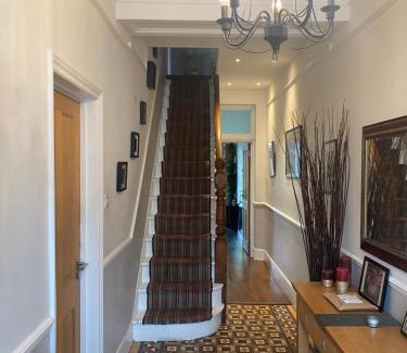 Bowes Apartment | Modern Private Studio Room