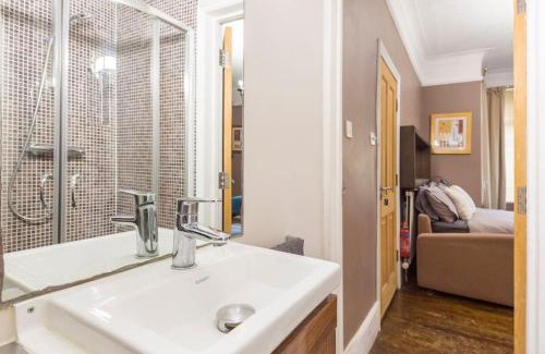 Bowes Apartment | Modern Private Studio Room