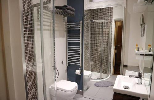 Bowes Apartment | Modern Private Studio Room